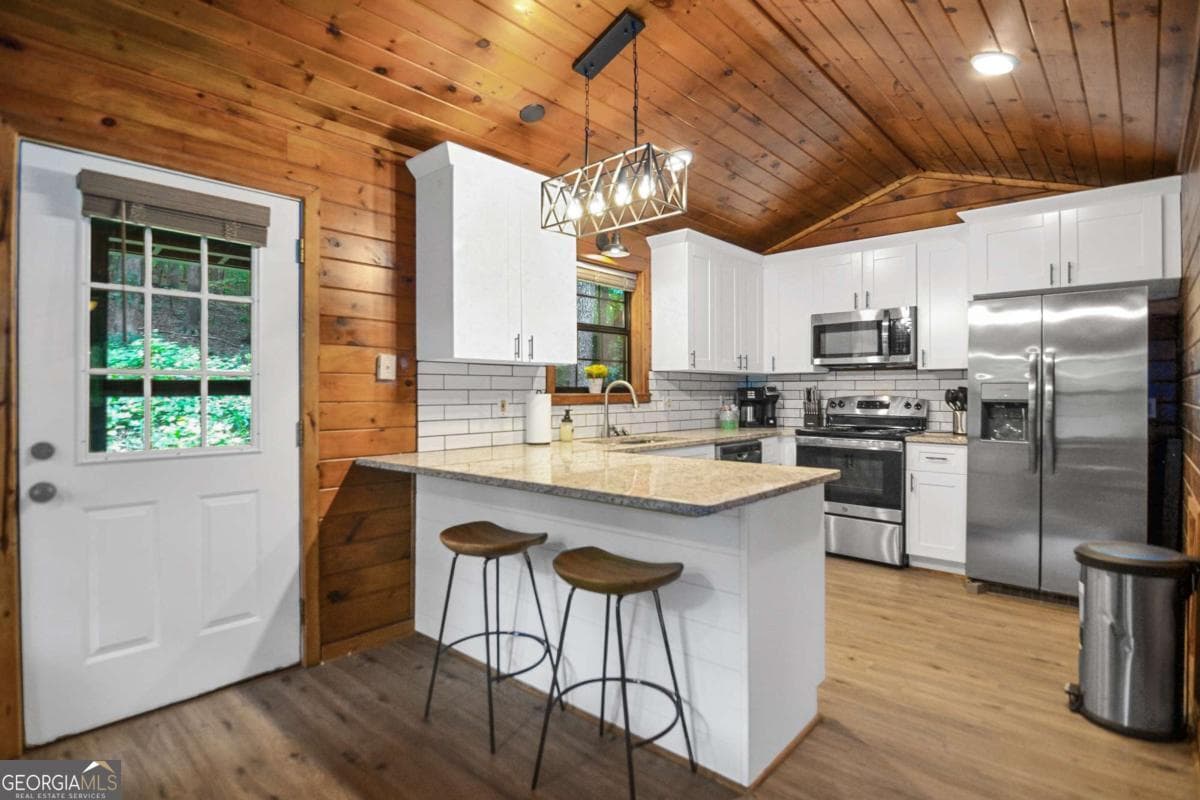 4 bedroom, 3 bathroom, 2,080 sq ft cabin,single family residence for sale at 136 Fox Run Drive, Blue Ridge, GA 30513 — photo 10
