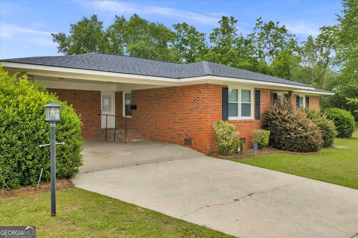 3 bedroom, 2 bathroom, 1,726 sq ft single family residence for sale at 240 E Peter Street, Cochran, GA 31014 — photo 2