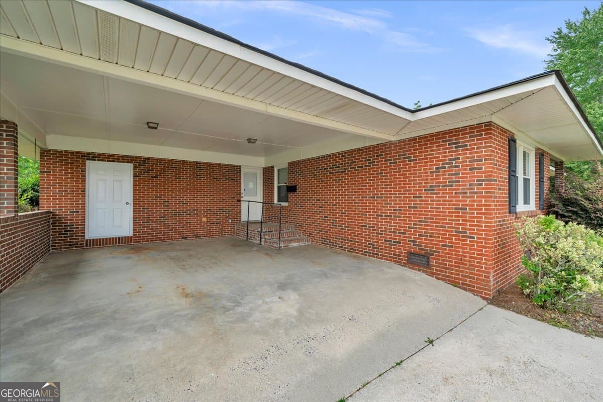 3 bedroom, 2 bathroom, 1,726 sq ft single family residence for sale at 240 E Peter Street, Cochran, GA 31014 — photo 6