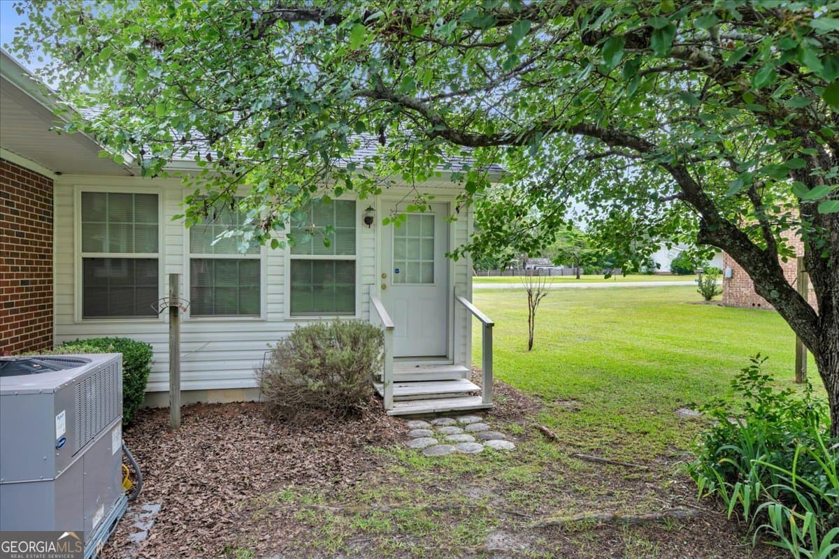 3 bedroom, 2 bathroom, 1,726 sq ft single family residence for sale at 240 E Peter Street, Cochran, GA 31014 — photo 7
