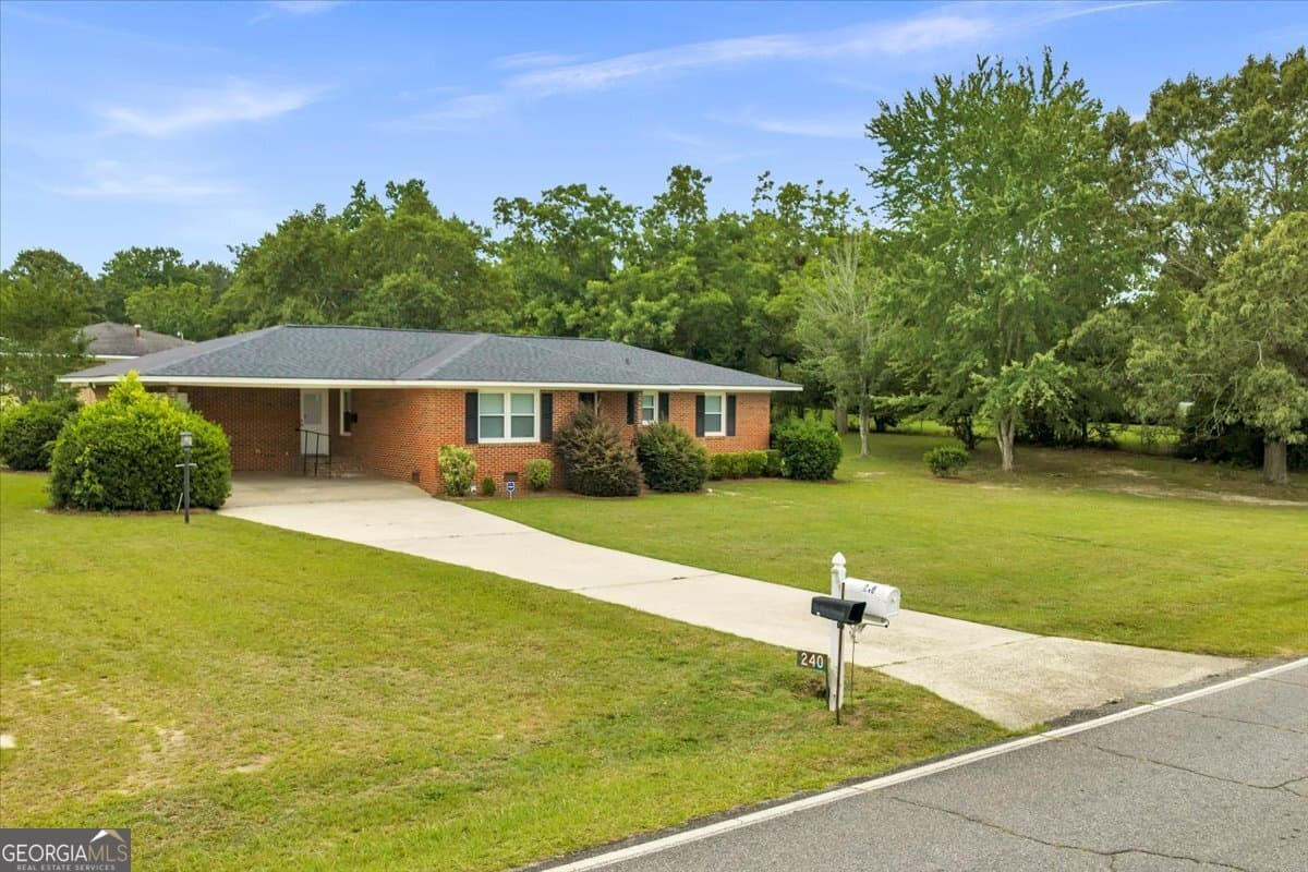 3 bedroom, 2 bathroom, 1,726 sq ft single family residence for sale at 240 E Peter Street, Cochran, GA 31014 — photo 3