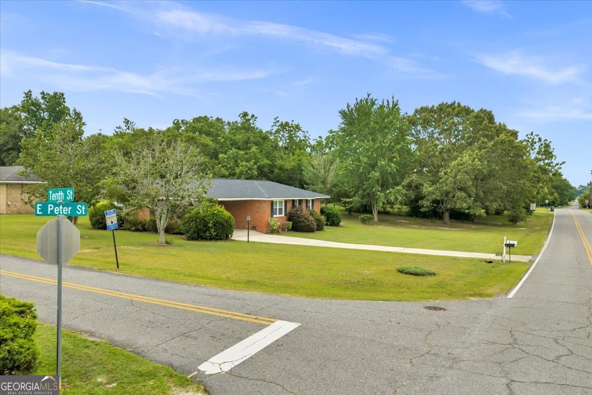 3 bedroom, 2 bathroom, 1,726 sq ft single family residence for sale at 240 E Peter Street, Cochran, GA 31014 — photo 5