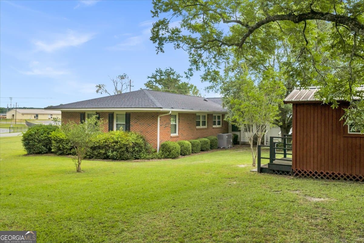 3 bedroom, 2 bathroom, 1,726 sq ft single family residence for sale at 240 E Peter Street, Cochran, GA 31014 — photo 9