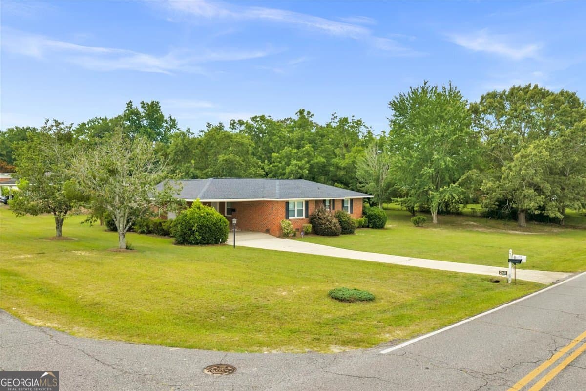3 bedroom, 2 bathroom, 1,726 sq ft single family residence for sale at 240 E Peter Street, Cochran, GA 31014 — photo 4