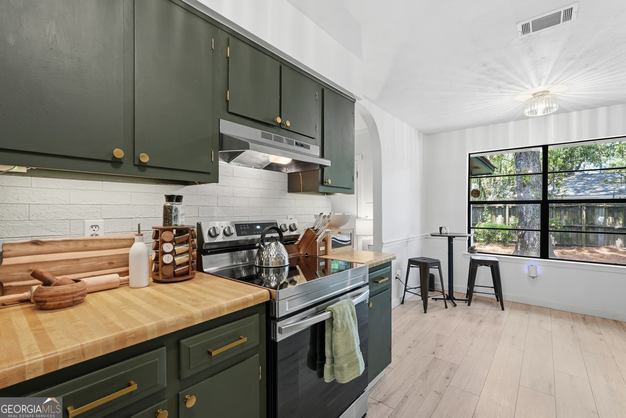 3 bedroom, 2 bathroom, 1,326 sq ft single family residence for sale at 607 Leaning Oaks Drive, Savannah, GA 31410 — photo 7