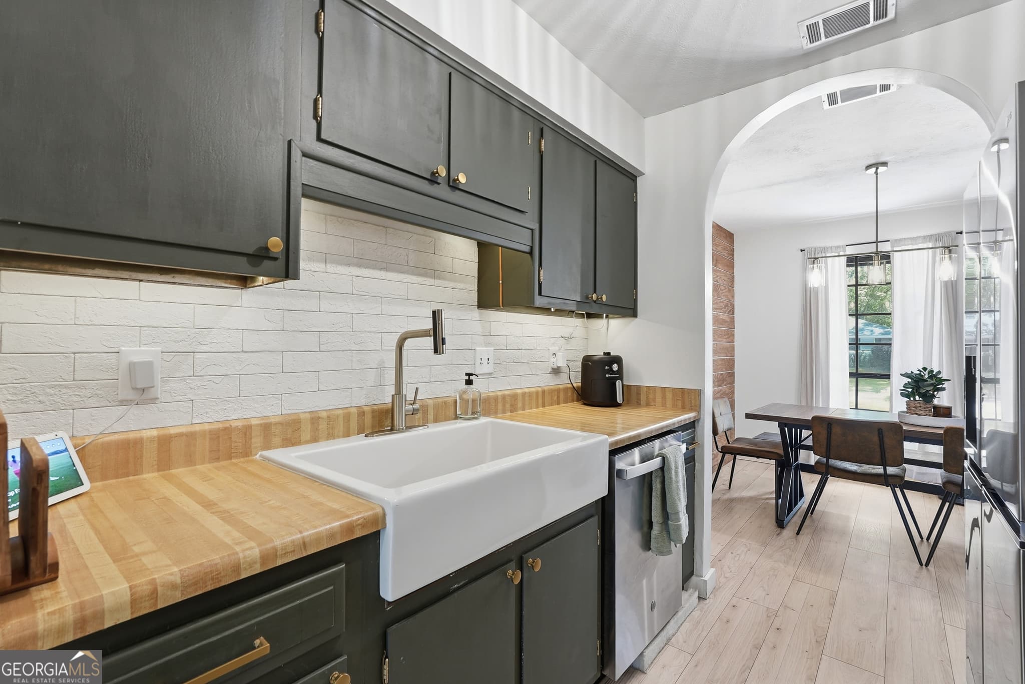 3 bedroom, 2 bathroom, 1,326 sq ft single family residence for sale at 607 Leaning Oaks Drive, Savannah, GA 31410 — photo 9
