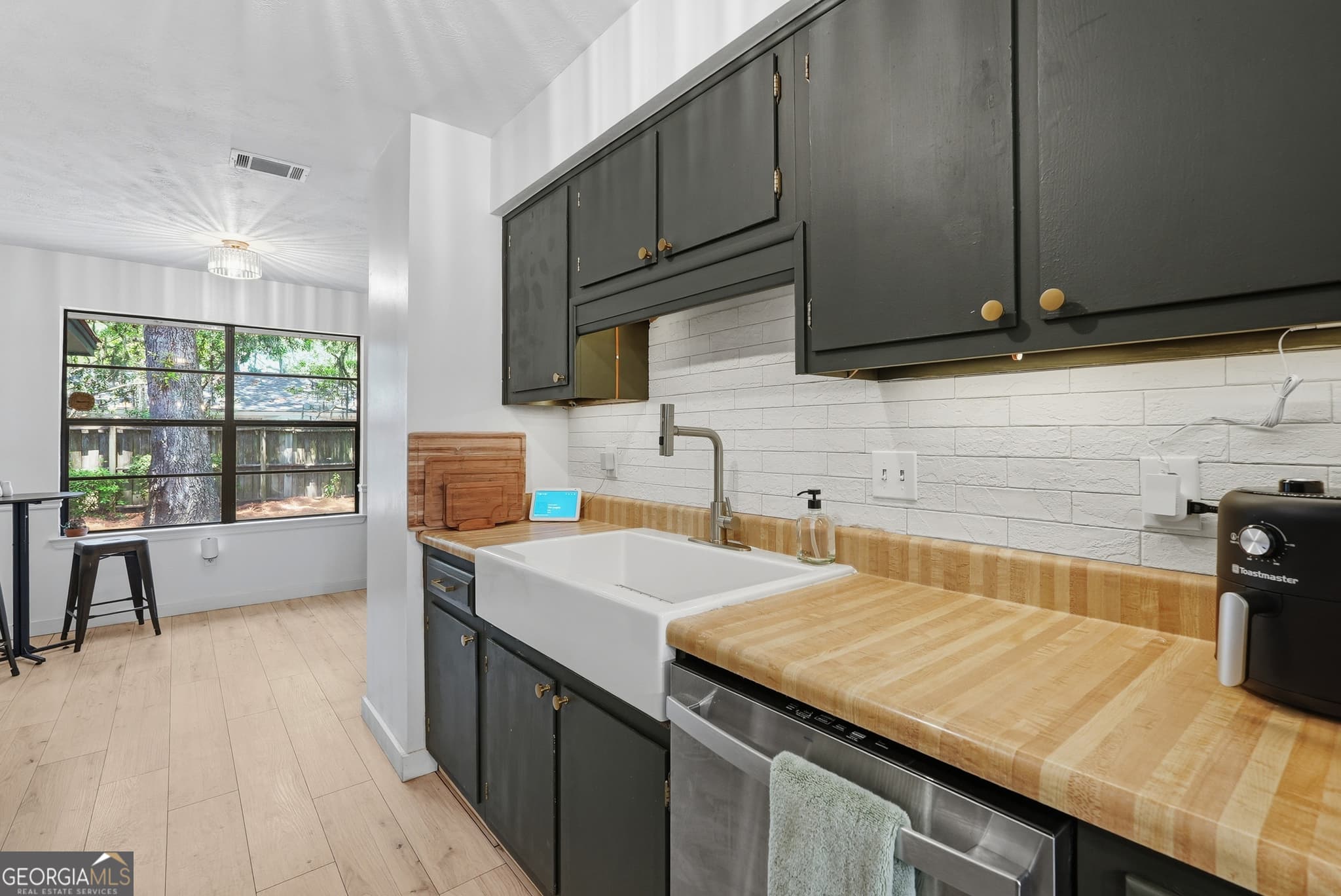 3 bedroom, 2 bathroom, 1,326 sq ft single family residence for sale at 607 Leaning Oaks Drive, Savannah, GA 31410 — photo 8