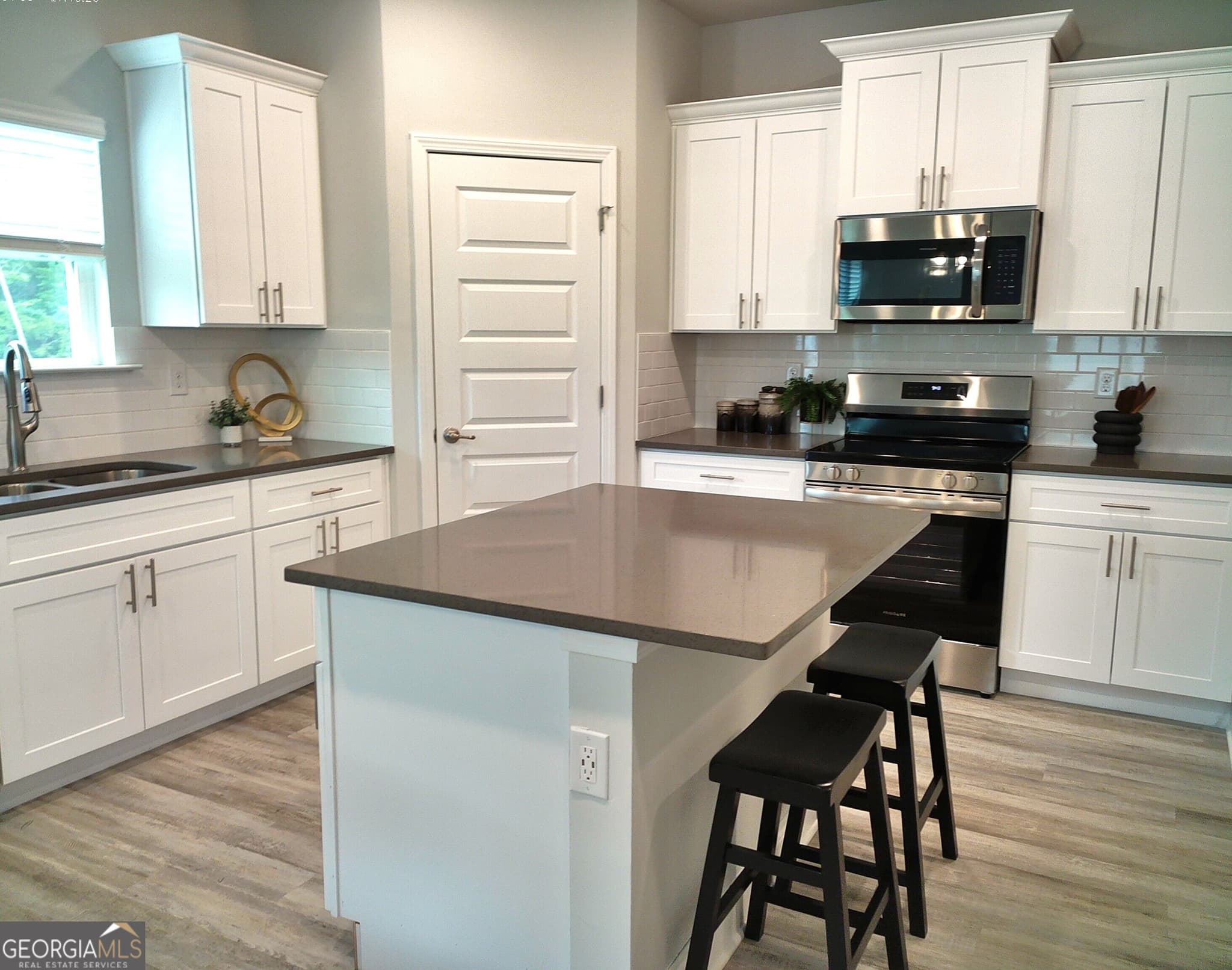 4 bedroom, 2.5 bathroom, 2,131 sq ft single family residence for sale at 1117 Barrington Place Way, Macon, GA 31220 — photo 2