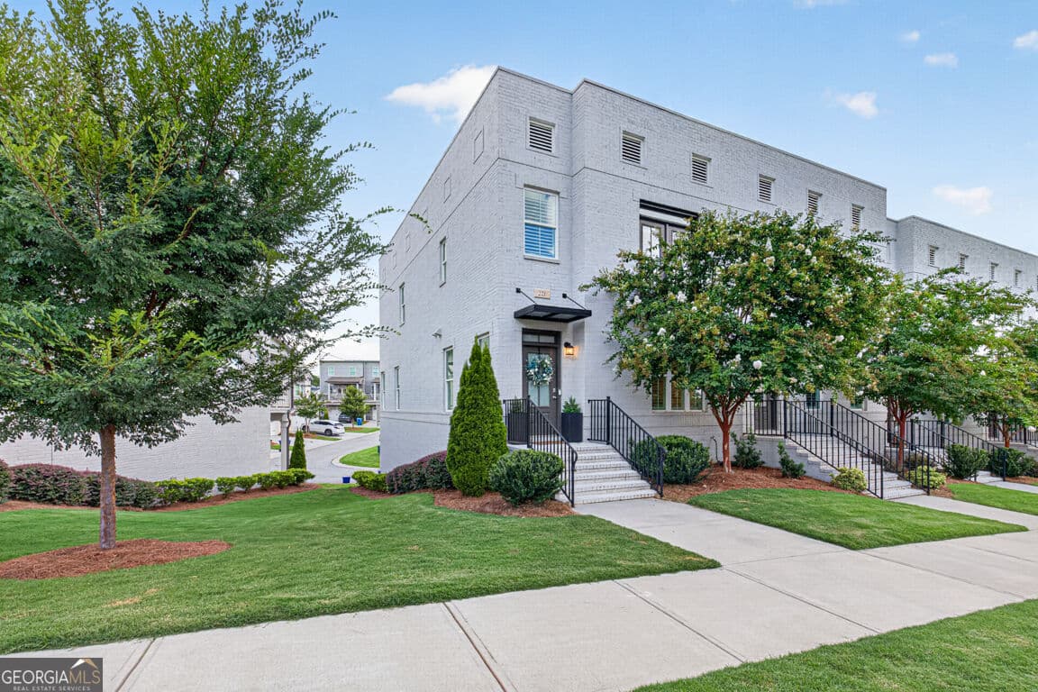 3 bedroom, 3.5 bathroom townhouse for sale at 221 Nash Street, Lawrenceville, GA 30046 — photo 2