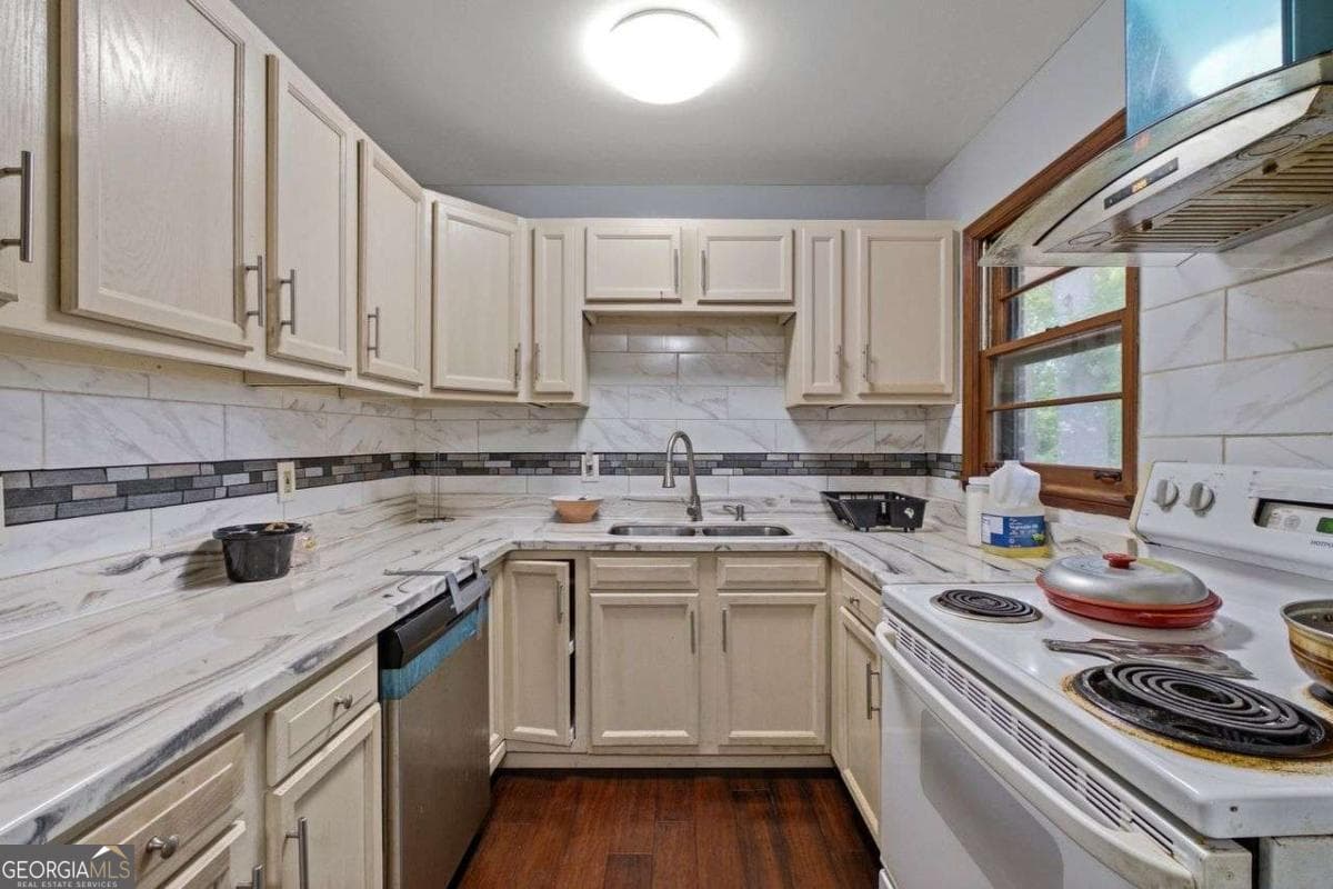 3 bedroom, 1.5 bathroom, 975 sq ft single family residence for sale at 4642 Bartlett Road, Forest Park, GA 30297 — photo 10
