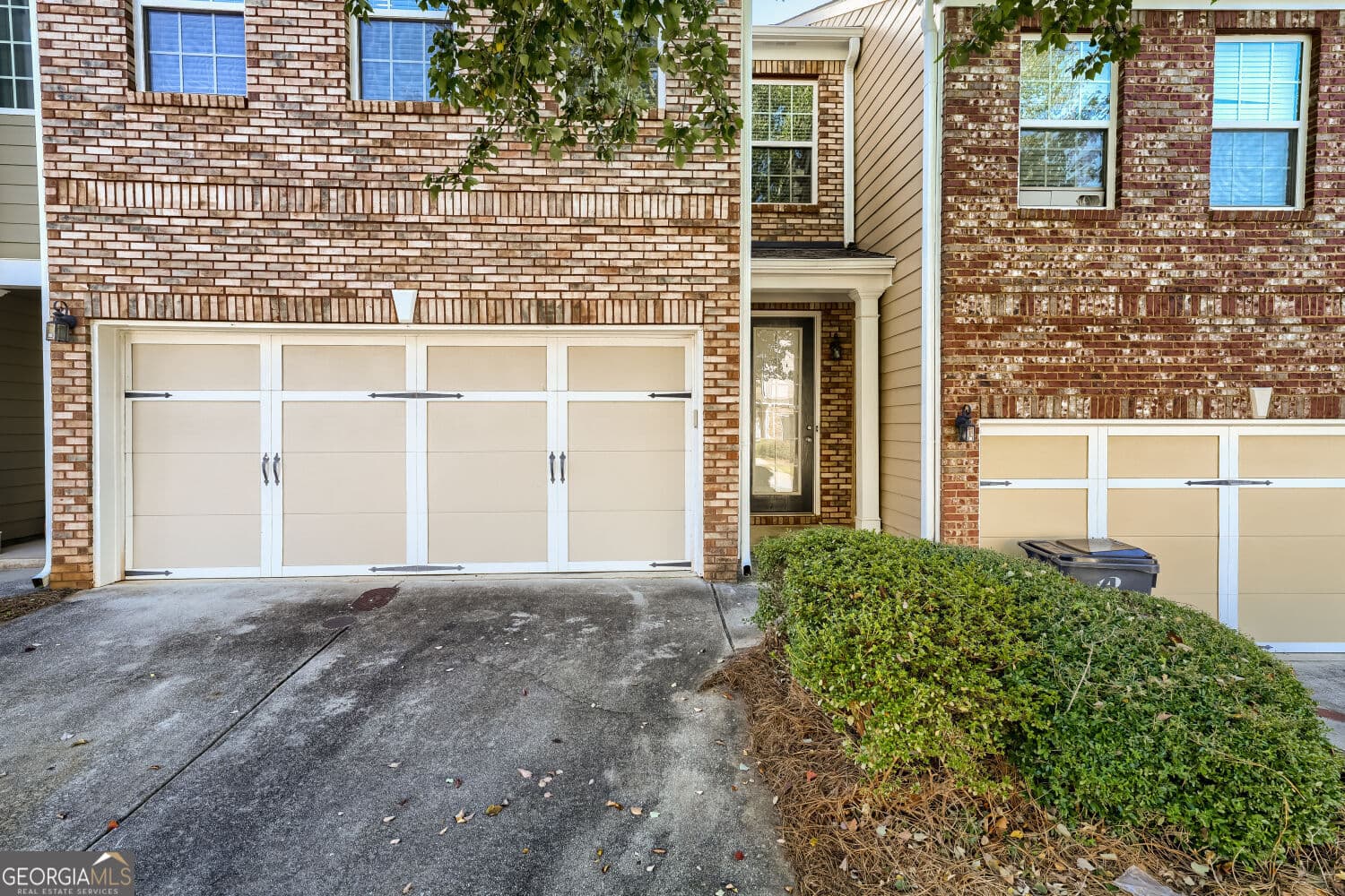 3 bedroom, 2.5 bathroom townhouse for rent at 974 Pierce Ivy Court, Lawrenceville, GA 30043 for $2,300 a month — photo 2