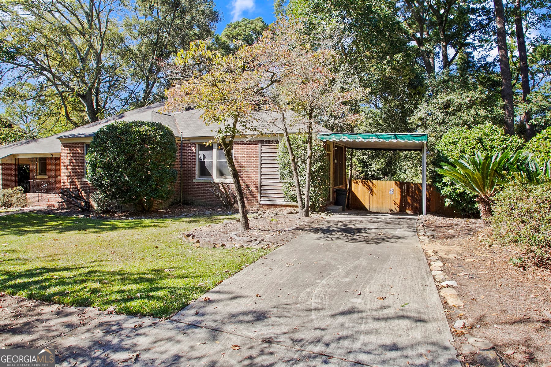 3 bedroom, 2 bathroom, 1,870 sq ft single family residence for sale at 940 Curry Drive, Macon, GA 31211 — photo 4