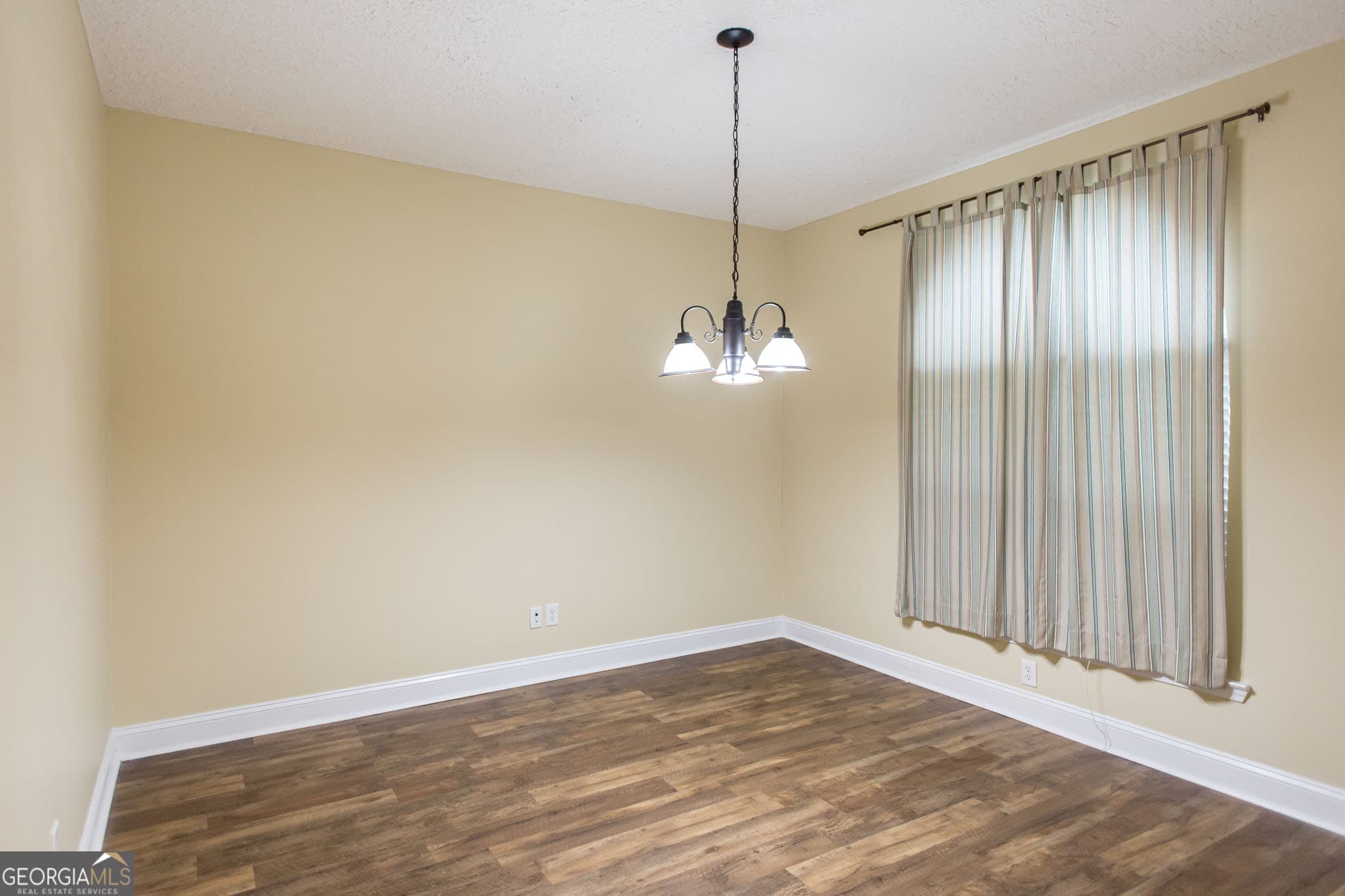3 bedroom, 2 bathroom, 1,843 sq ft single family residence under contract at 2869 Ben Street, Waycross, GA 31503 — photo 6