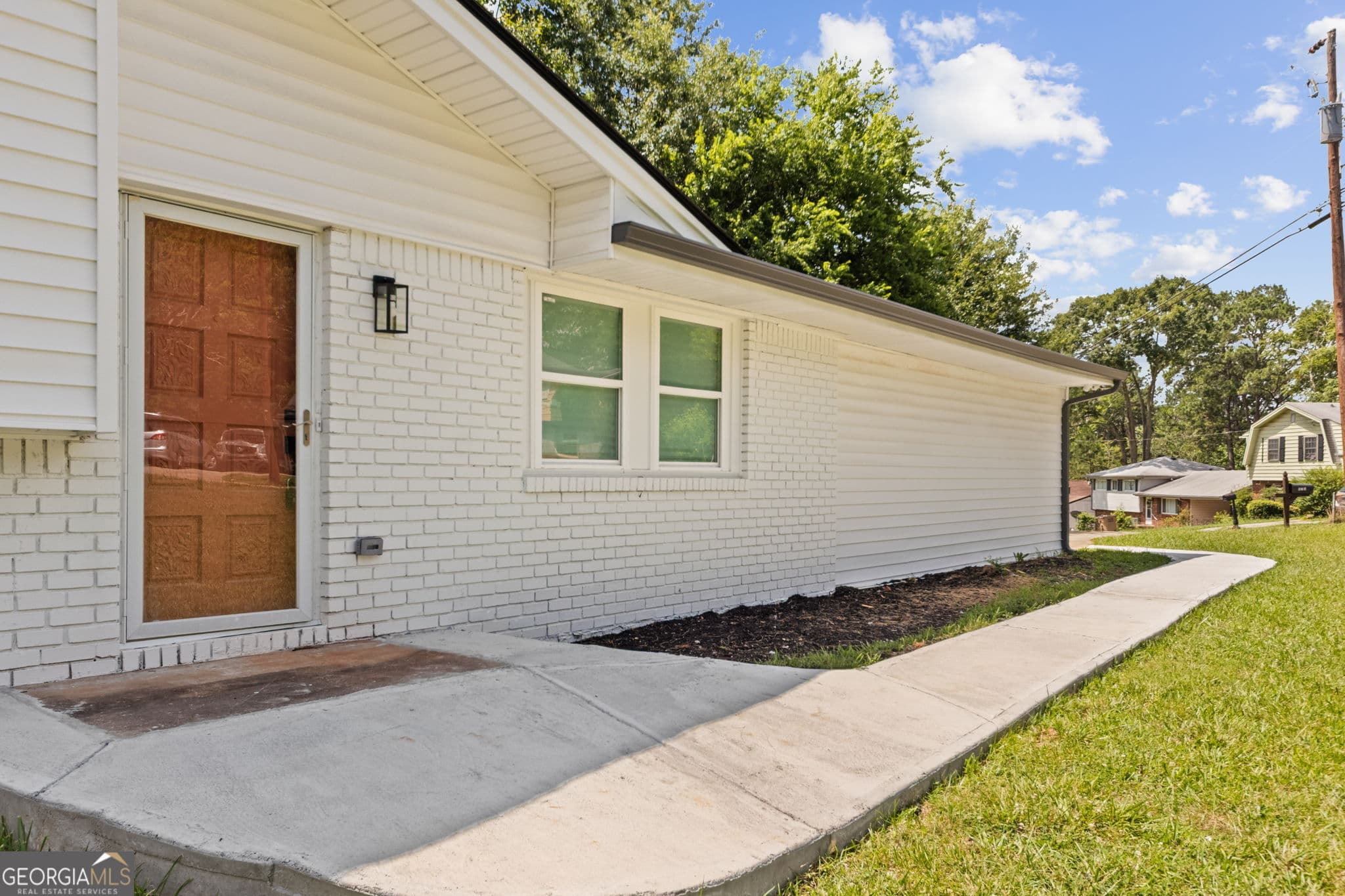 4 bedroom, 2.5 bathroom, 1,851 sq ft single family residence for sale at 925 Majesty Lane, Morrow, GA 30260 — photo 2