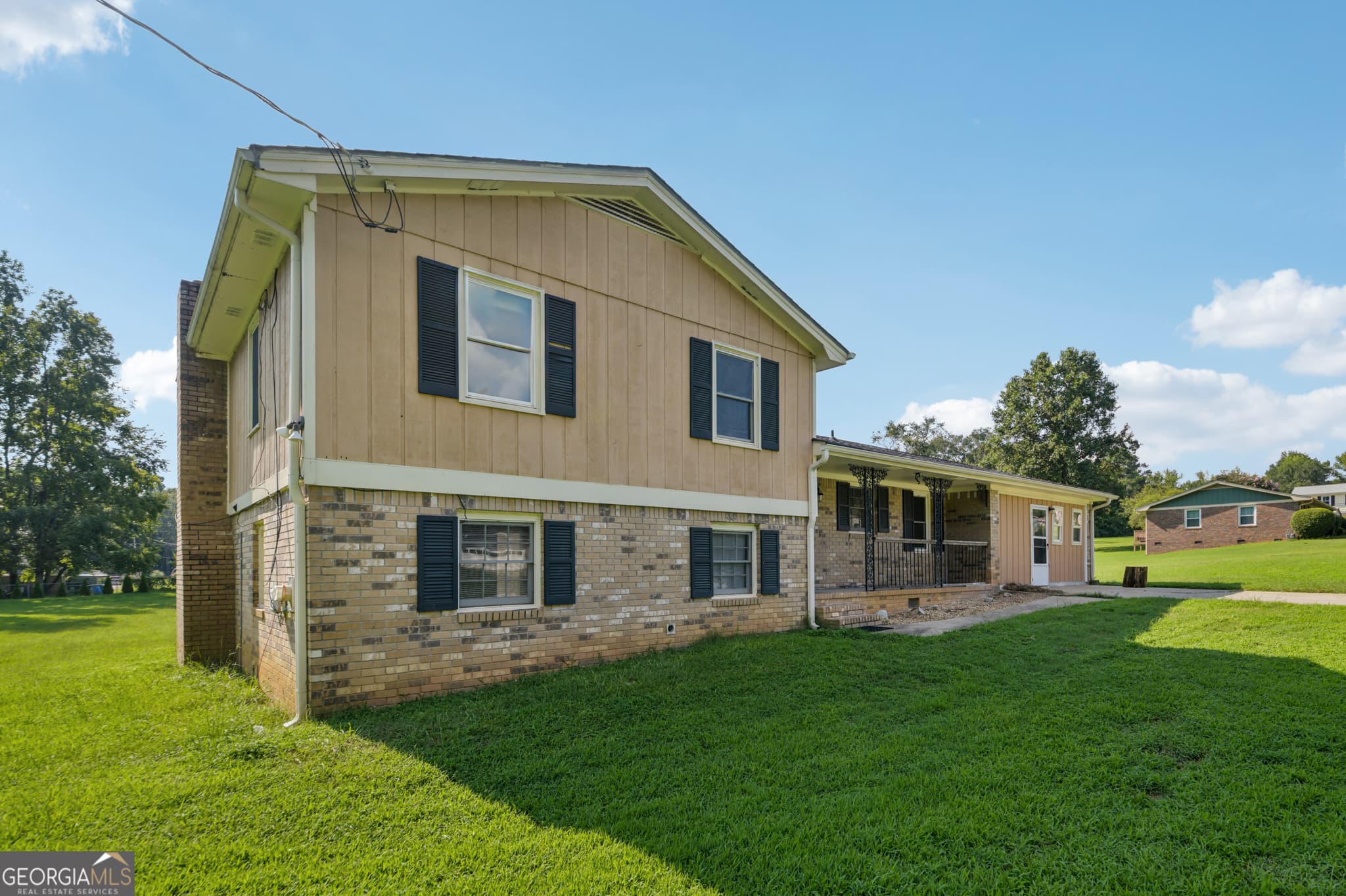 3 bedroom, 2 bathroom, 2,204 sq ft single family residence for sale at 4773 Bell Circle, Conyers, GA 30094 — photo 2