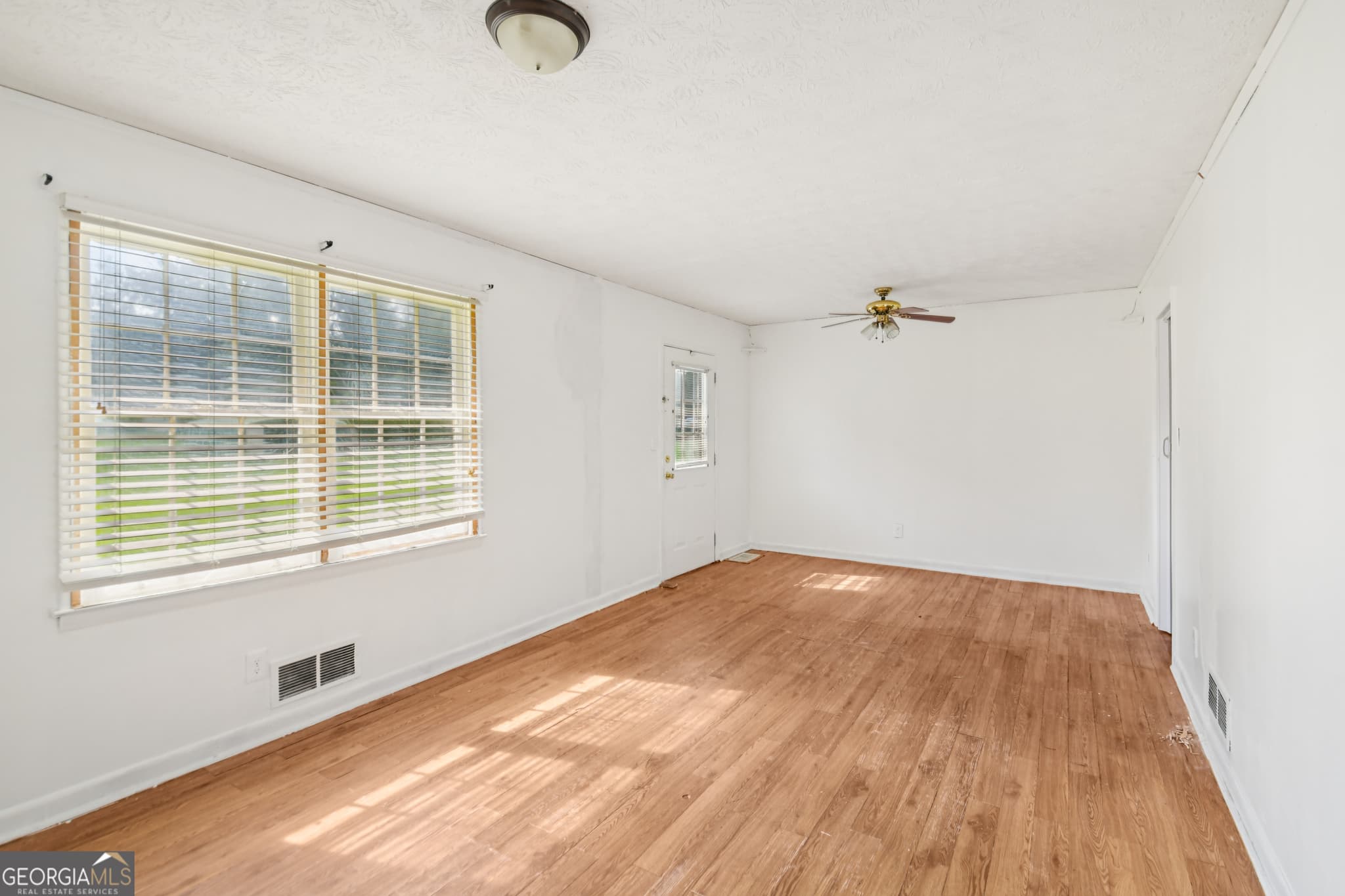 3 bedroom, 2 bathroom, 2,204 sq ft single family residence for sale at 4773 Bell Circle, Conyers, GA 30094 — photo 6