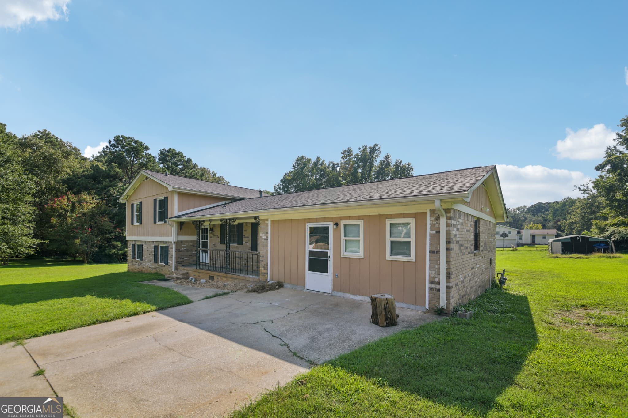 3 bedroom, 2 bathroom, 2,204 sq ft single family residence for sale at 4773 Bell Circle, Conyers, GA 30094 — photo 3