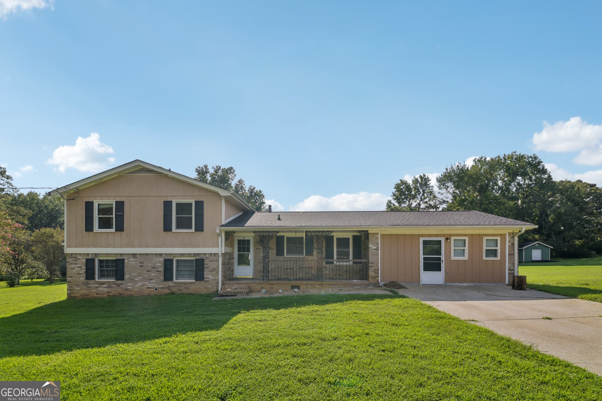 3 bedroom, 2 bathroom, 2,204 sq ft single family residence for sale at 4773 Bell Circle, Conyers, GA 30094 — photo 1 of 31