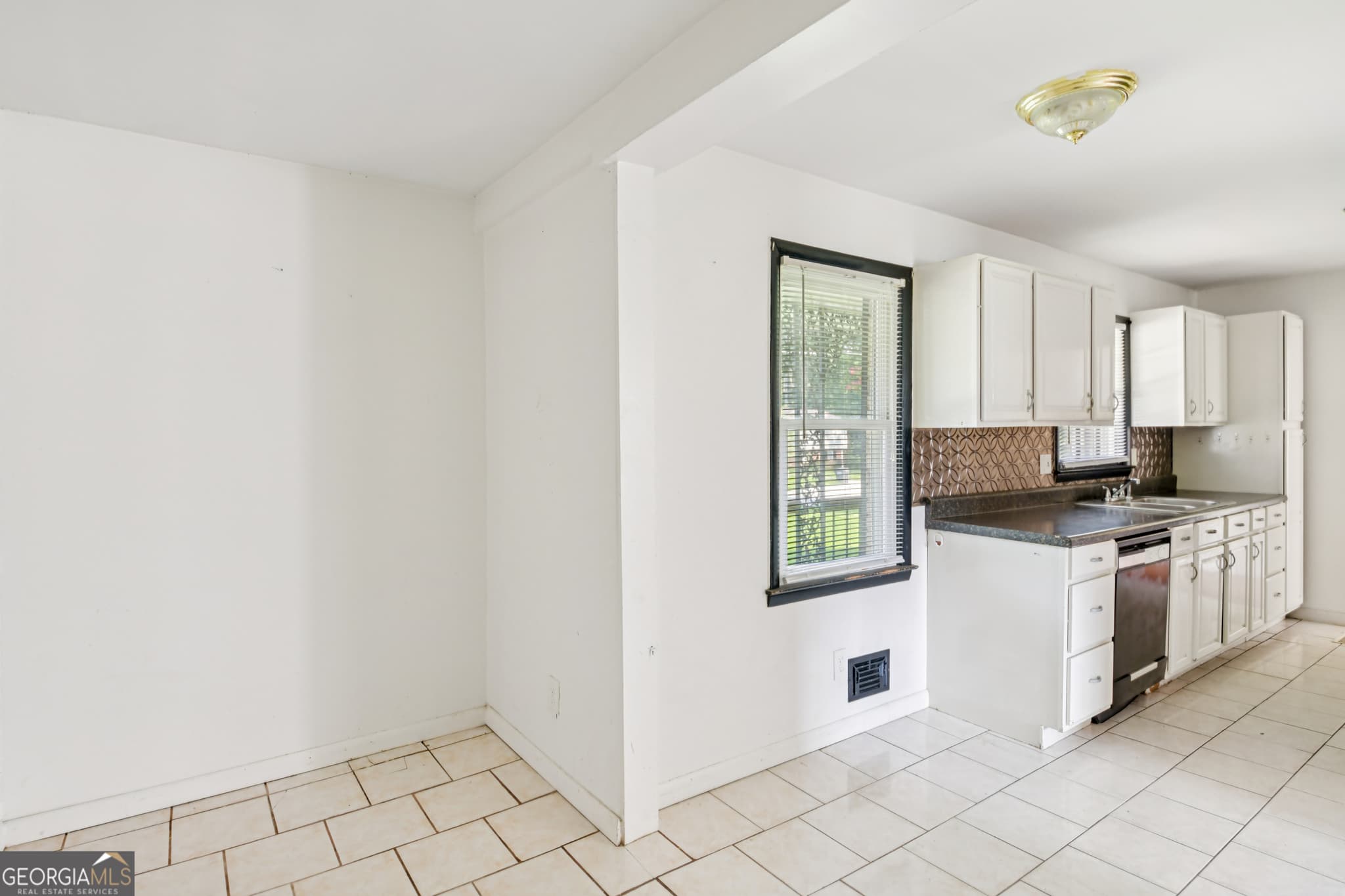 3 bedroom, 2 bathroom, 2,204 sq ft single family residence for sale at 4773 Bell Circle, Conyers, GA 30094 — photo 9