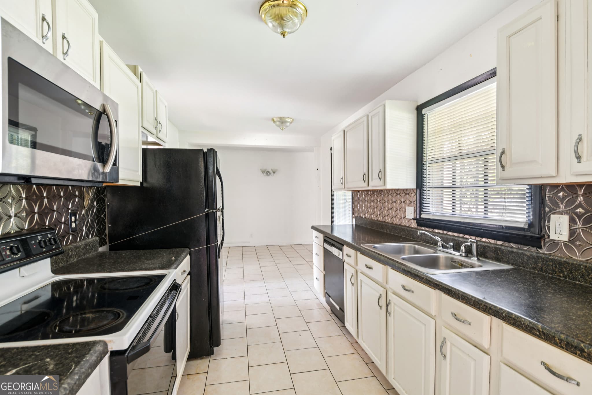 3 bedroom, 2 bathroom, 2,204 sq ft single family residence for sale at 4773 Bell Circle, Conyers, GA 30094 — photo 10
