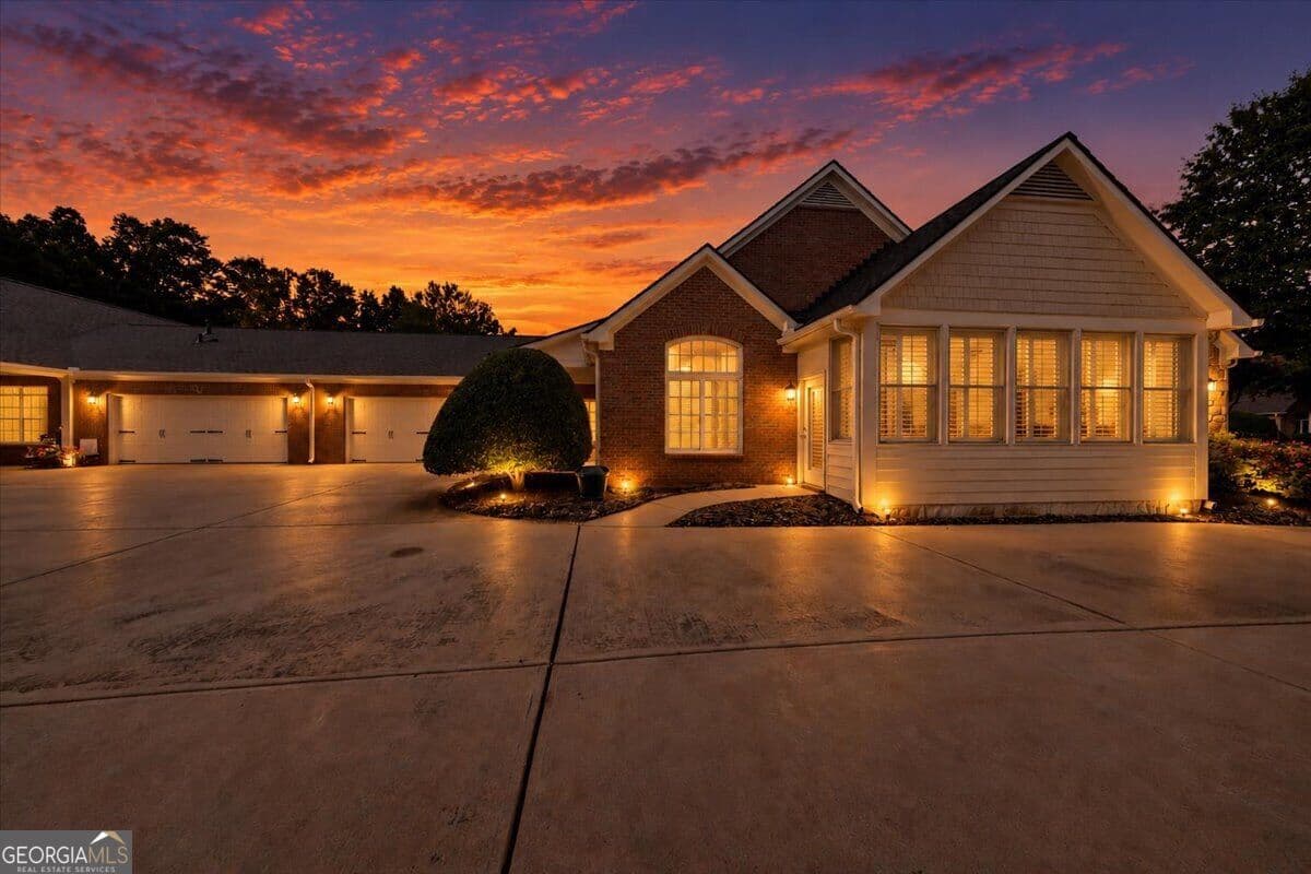 3 bedroom, 2 bathroom, 1,927 sq ft condominium for sale at 1001 Haven Circle, Douglasville, GA 30135