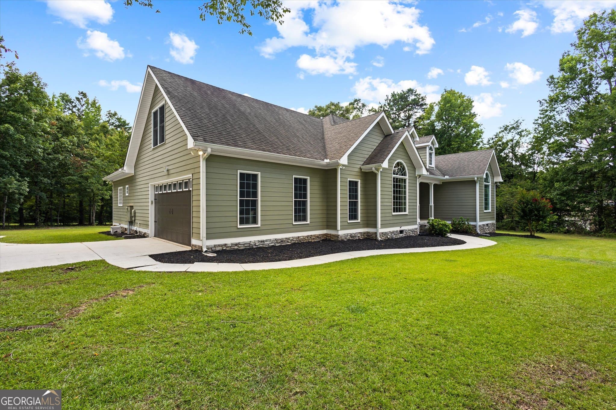 4 bedroom, 3 bathroom, 2,777 sq ft single family residence for sale at 618 Deer Run, Williamson, GA 30292