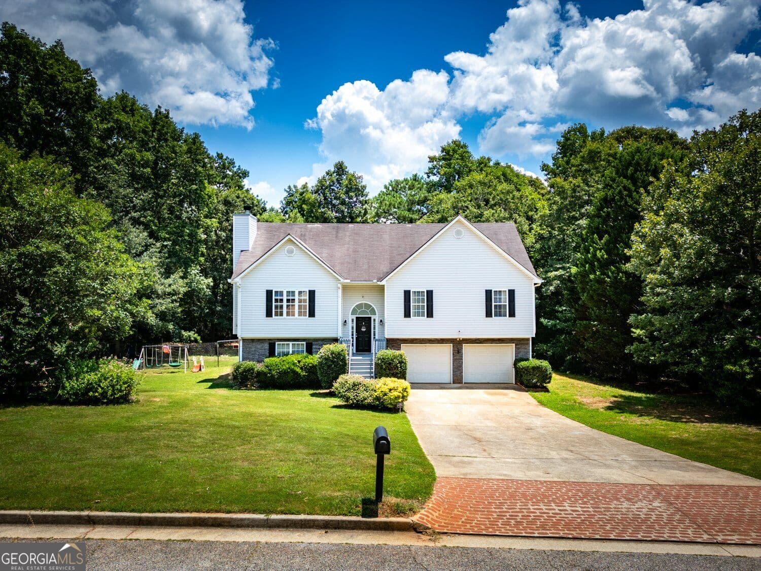 5 bedroom, 3 bathroom, 2,406 sq ft single family residence for sale at 314 Black Willow Court, Locust Grove, GA 30248 — photo 2