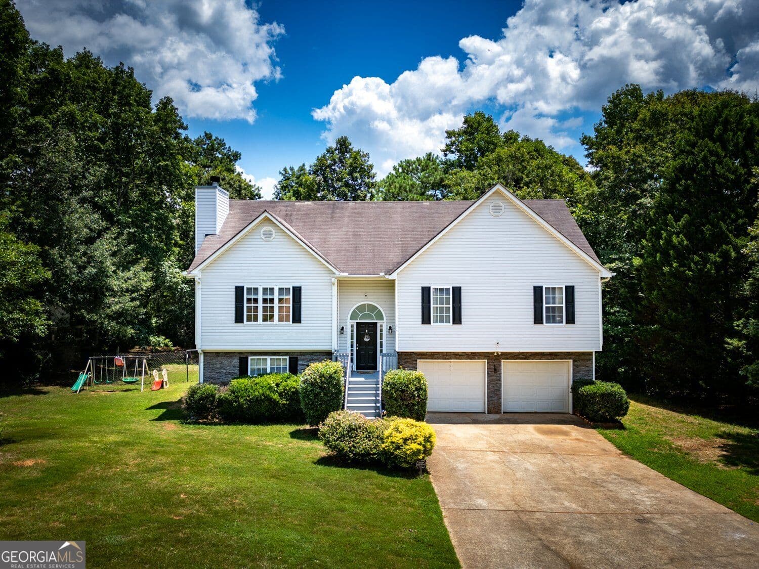 5 bedroom, 3 bathroom, 2,406 sq ft single family residence for sale at 314 Black Willow Court, Locust Grove, GA 30248 — photo 1 of 54