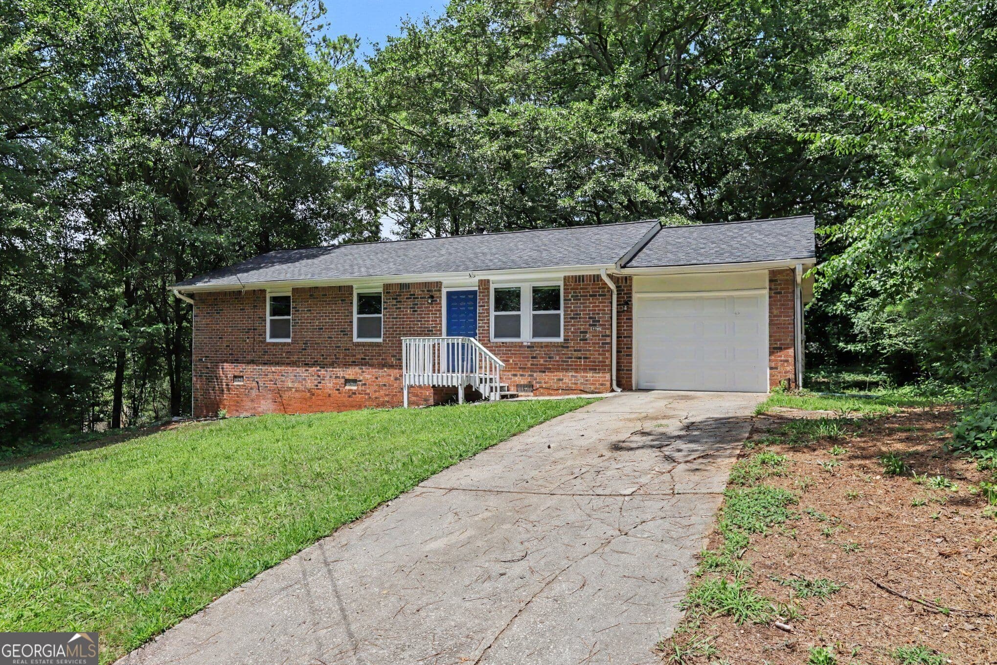 3 bedroom, 2 bathroom, 1,050 sq ft single family residence for sale at 2541 Kelly Lake Drive, Decatur, GA 30032 — photo 1 of 16
