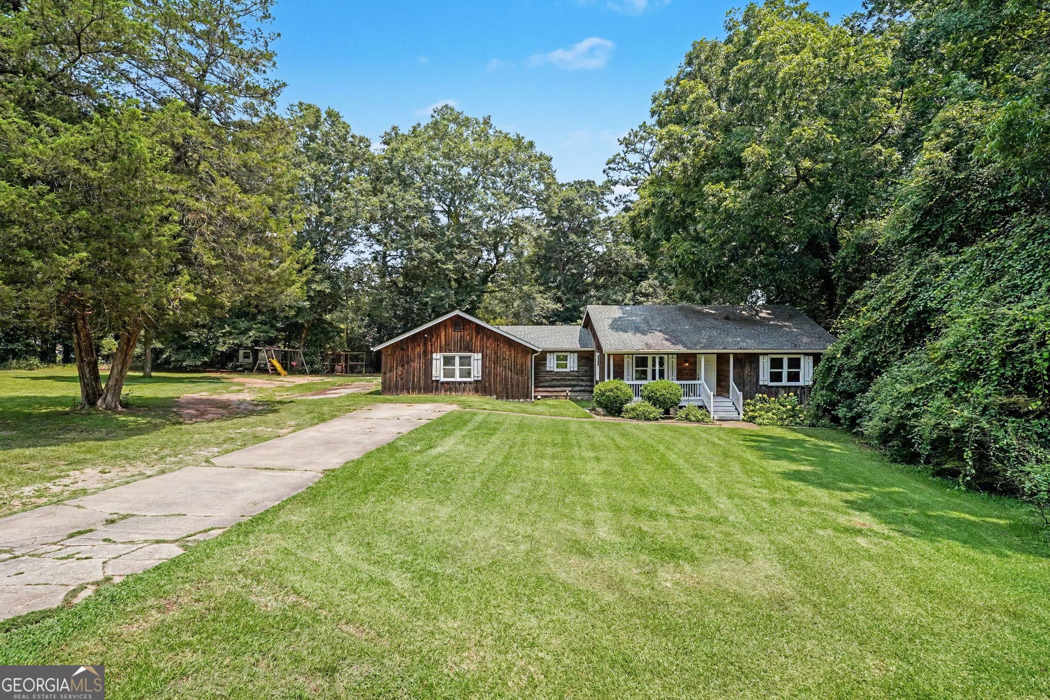 4 bedroom, 3 bathroom, 2,101 sq ft single family residence for sale at 1422 Zebulon Road, Griffin, GA 30224 — photo 2