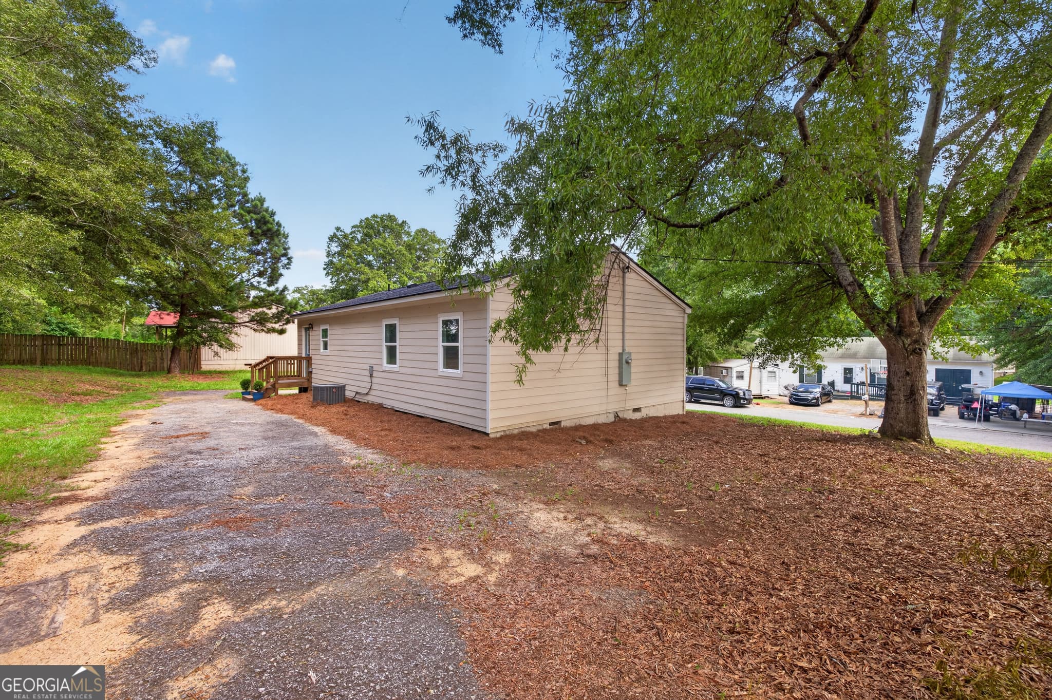 3 bedroom, 2 bathroom, 1,050 sq ft single family residence for sale at 701 Kendall Court, Monroe, GA 30655 — photo 2