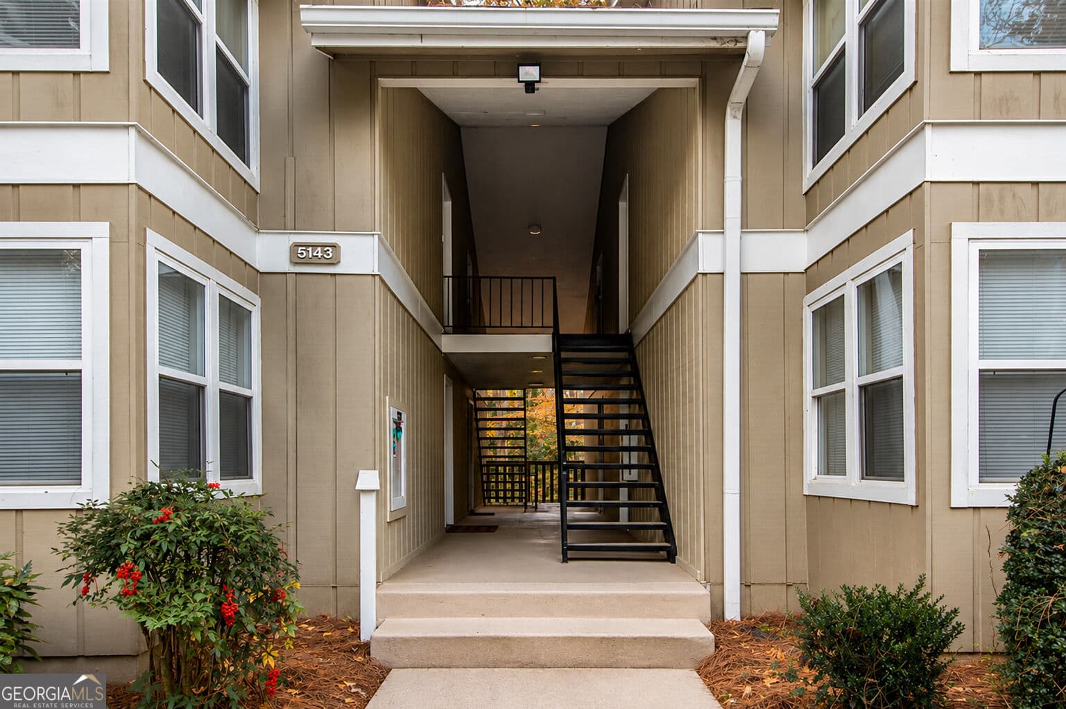 2 bedroom, 1 bathroom, 1,051 sq ft condominium for sale at 5143 Roswell Road 8, Sandy Springs, GA 30342 — photo 2