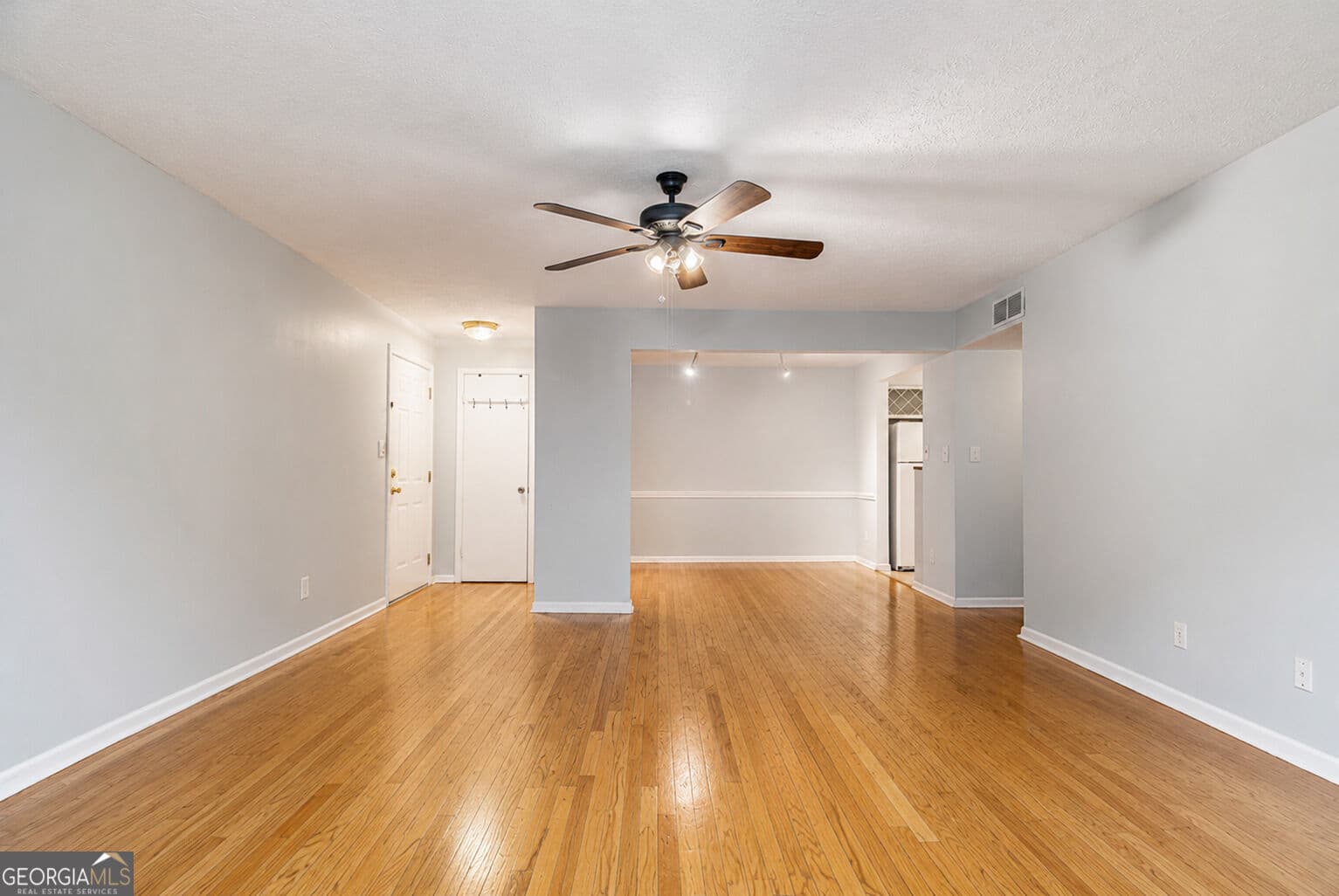 2 bedroom, 1 bathroom, 1,051 sq ft condominium for sale at 5143 Roswell Road 8, Sandy Springs, GA 30342 — photo 6