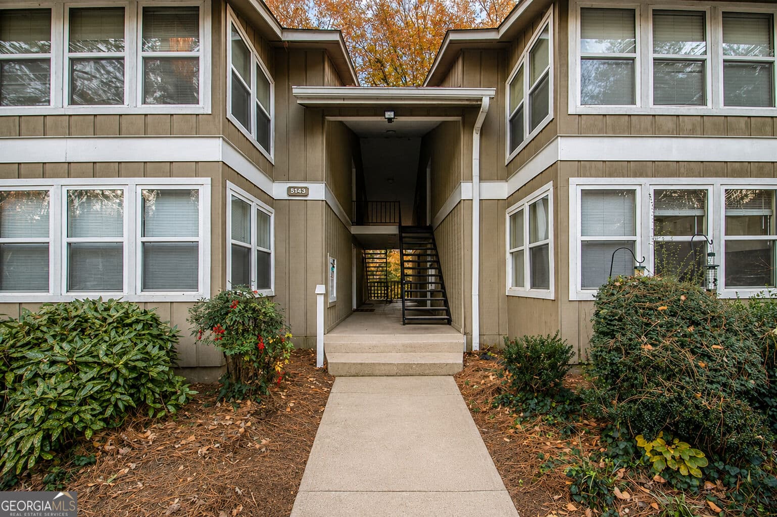 2 bedroom, 1 bathroom, 1,051 sq ft condominium for sale at 5143 Roswell Road 8, Sandy Springs, GA 30342 — photo 1 of 28