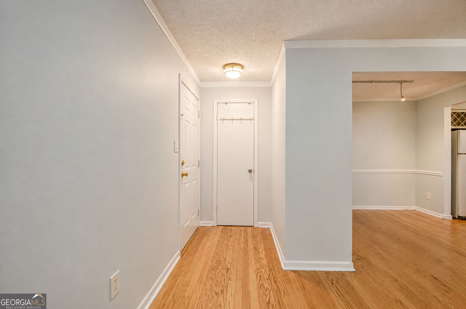 2 bedroom, 1 bathroom, 1,051 sq ft condominium for sale at 5143 Roswell Road 8, Sandy Springs, GA 30342 — photo 4
