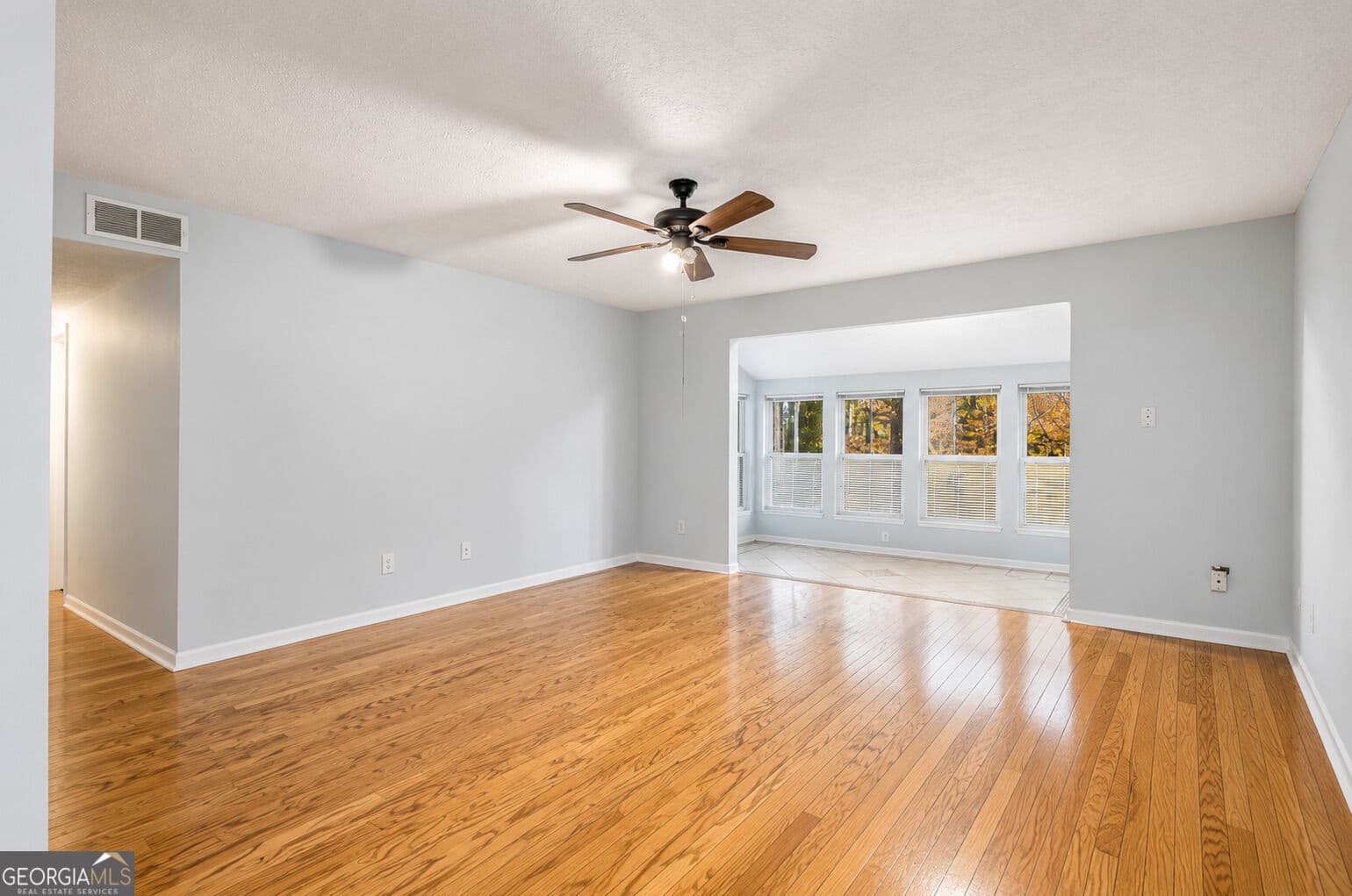 2 bedroom, 1 bathroom, 1,051 sq ft condominium for sale at 5143 Roswell Road 8, Sandy Springs, GA 30342 — photo 8