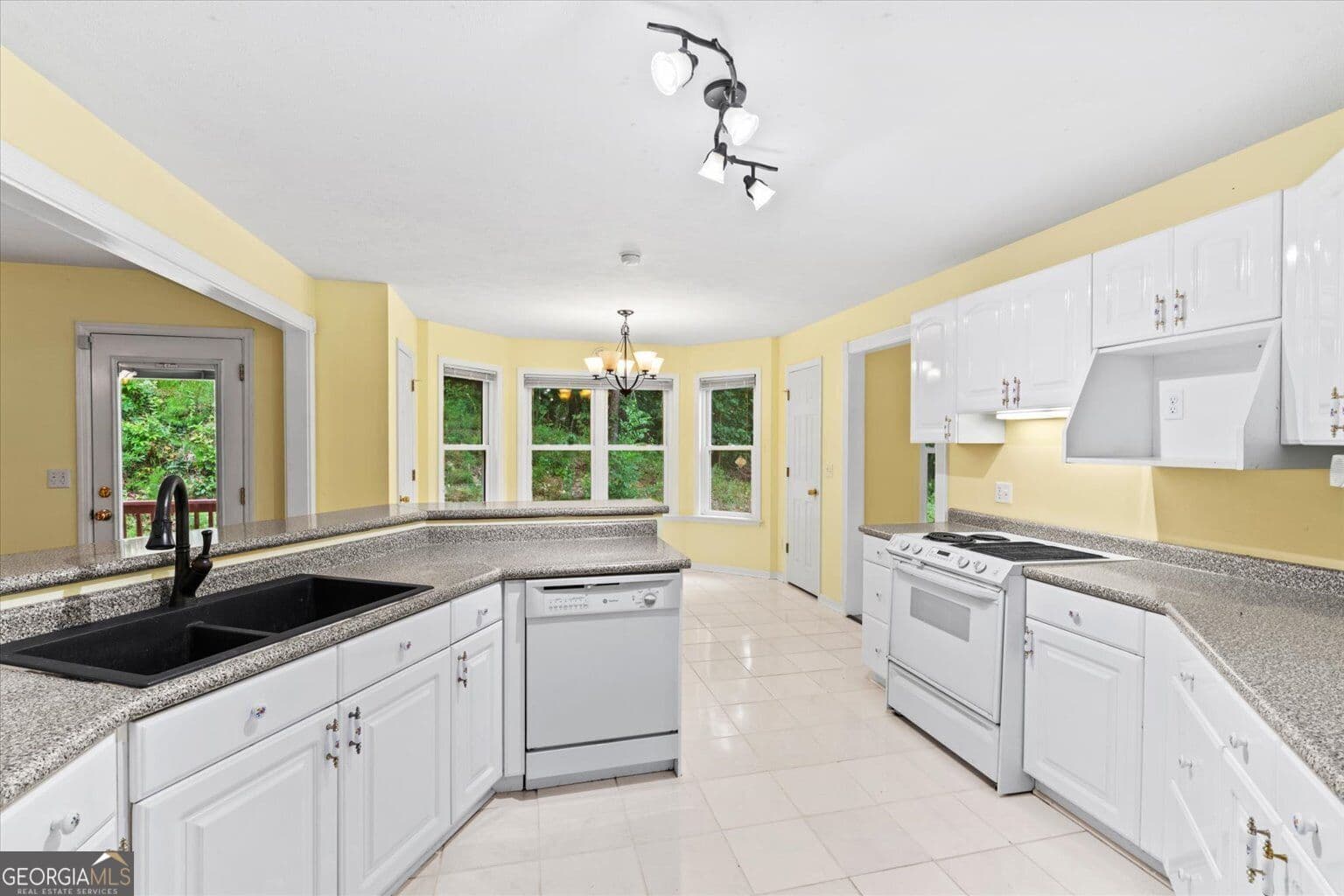 4 bedroom, 2.5 bathroom, 2,650 sq ft single family residence for sale at 3218 Leona Drive, Rocky Face, GA 30740 — photo 3