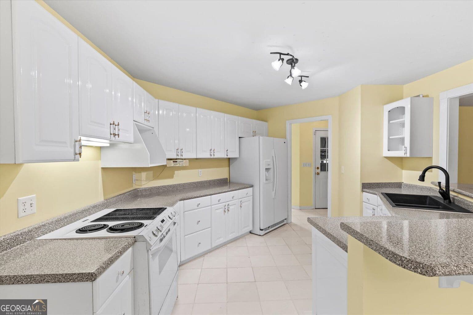 4 bedroom, 2.5 bathroom, 2,650 sq ft single family residence for sale at 3218 Leona Drive, Rocky Face, GA 30740 — photo 5
