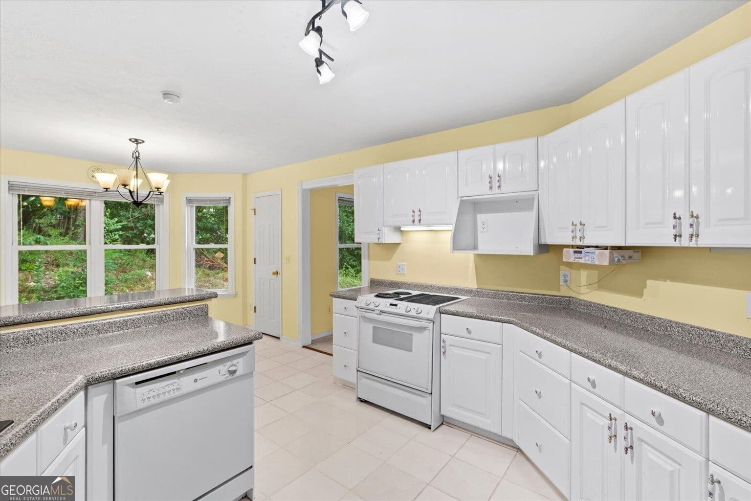 4 bedroom, 2.5 bathroom, 2,650 sq ft single family residence for sale at 3218 Leona Drive, Rocky Face, GA 30740 — photo 8