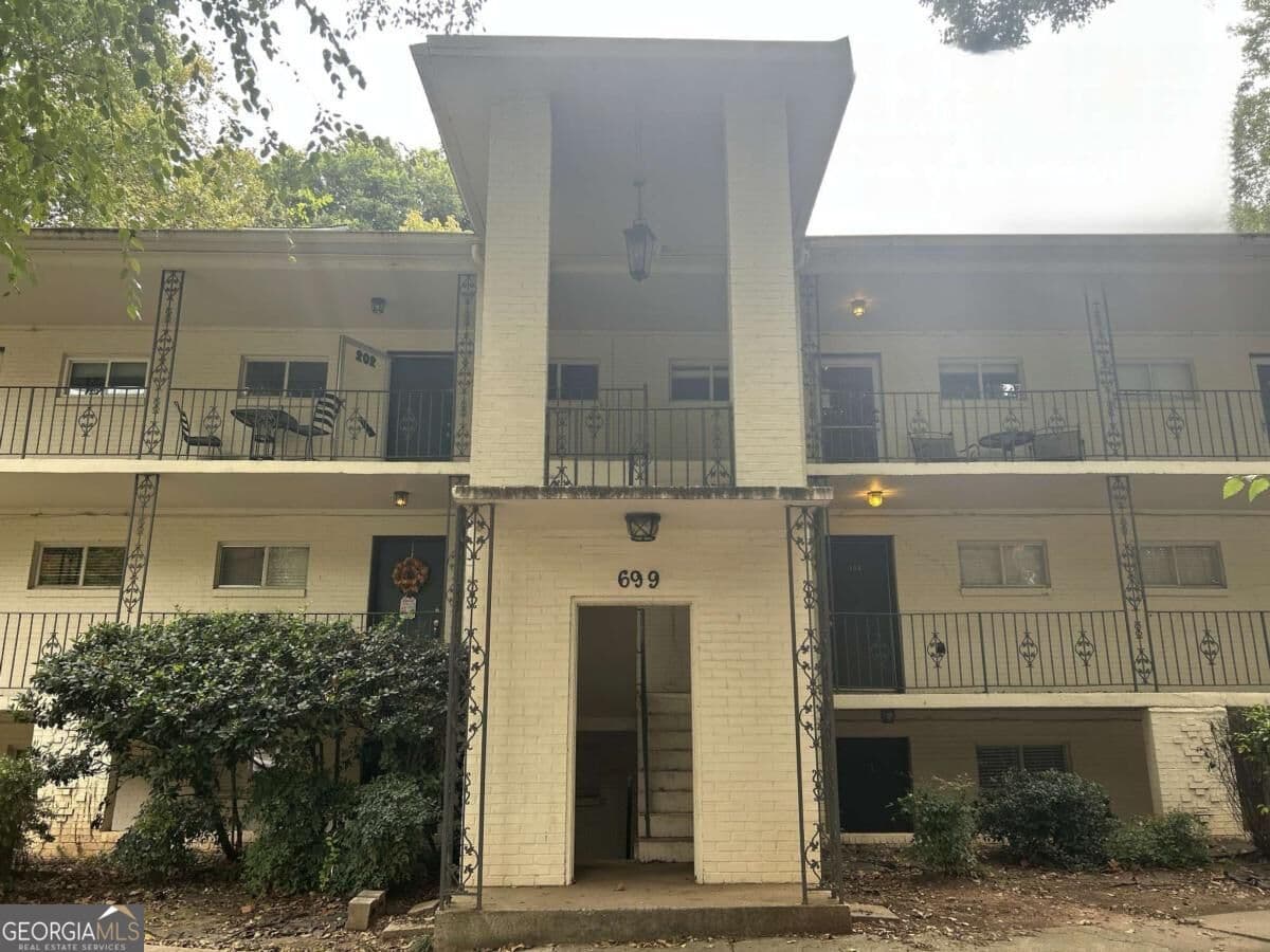 2 bedroom, 1 bathroom, 609 sq ft condominium for sale at 699 Argonne Avenue 3, Atlanta, GA 30308 — photo 1 of 15