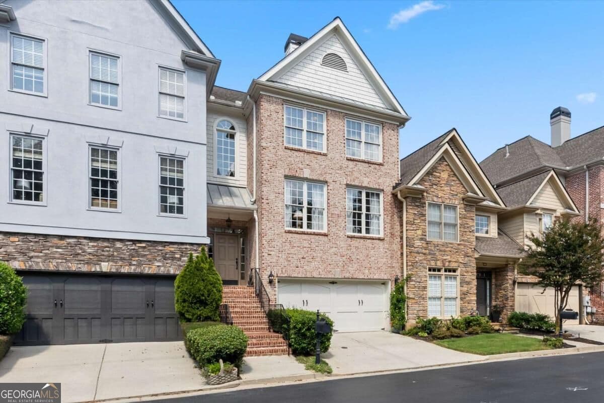 3 bedroom, 3.5 bathroom, 2,704 sq ft townhouse for sale at 184 Mystic Court, Sandy Springs, GA 30342 — photo 2