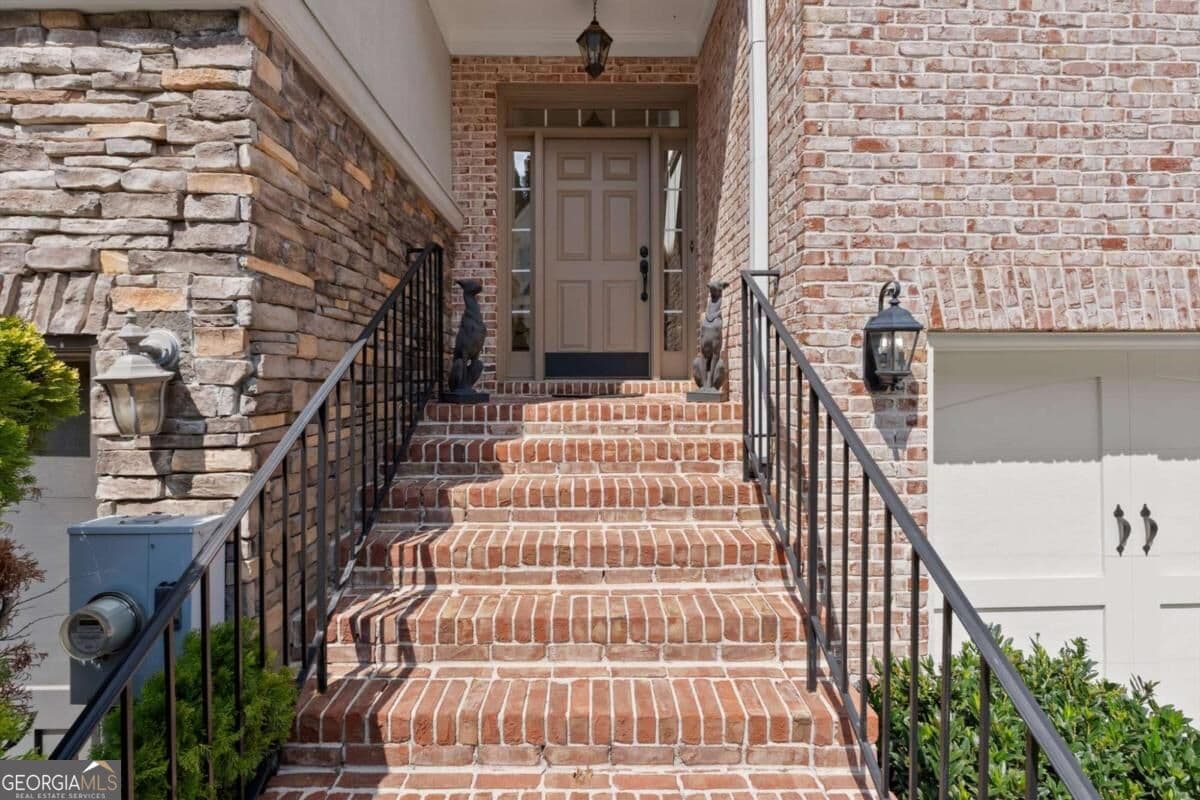 3 bedroom, 3.5 bathroom, 2,704 sq ft townhouse for sale at 184 Mystic Court, Sandy Springs, GA 30342 — photo 4