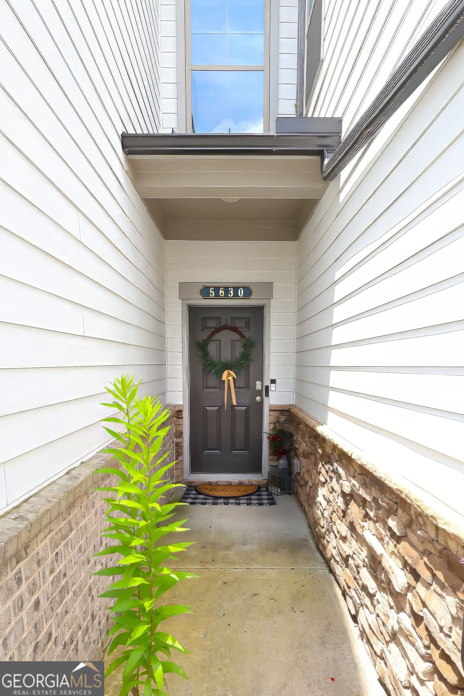 3 bedroom, 2.5 bathroom, 1,832 sq ft townhouse for sale at 5630 Flint Lane, Cumming, GA 30028 — photo 2