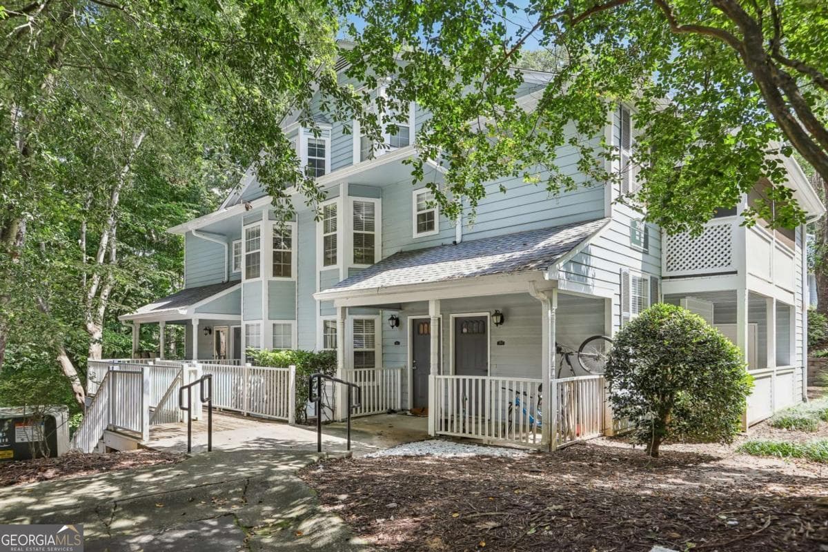 2 bedroom, 2 bathroom, 1,236 sq ft condominium for sale at 3940 Riverlook Parkway 101, Marietta, GA 30067 — photo 2