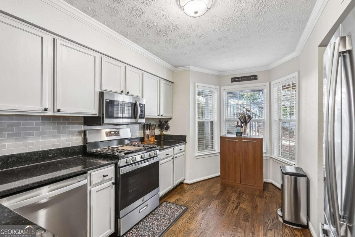 2 bedroom, 2 bathroom, 1,236 sq ft condominium for sale at 3940 Riverlook Parkway 101, Marietta, GA 30067 — photo 5