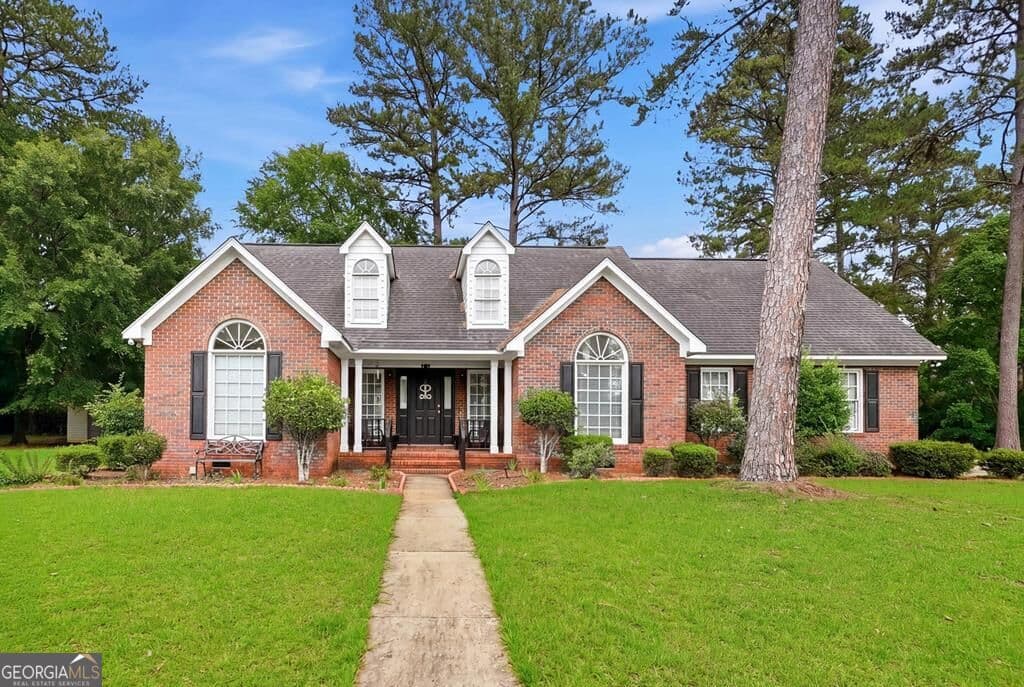 4 bedroom, 2 bathroom, 2,305 sq ft single family residence for sale at 2810 Doublegate Drive, Albany, GA 31721