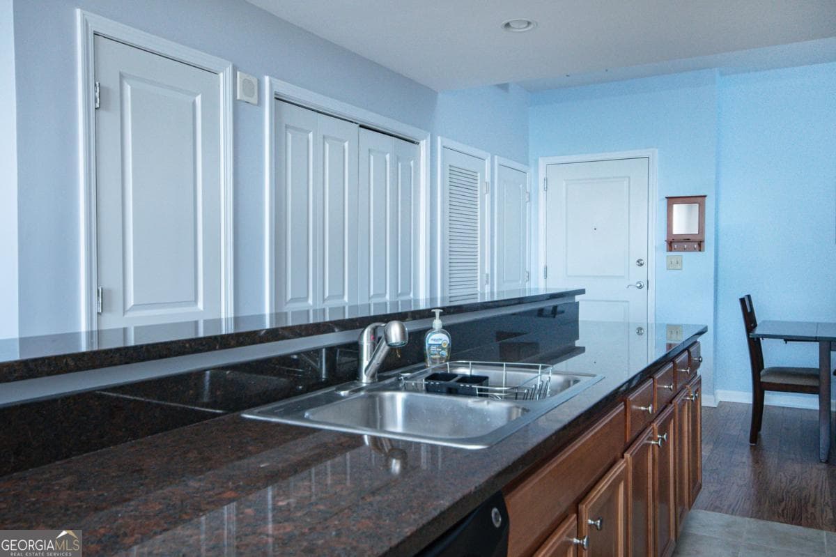 1 bedroom, 1 bathroom, 800 sq ft condominium for sale at 3040 Peachtree Road 507, Atlanta, GA 30305 — photo 7