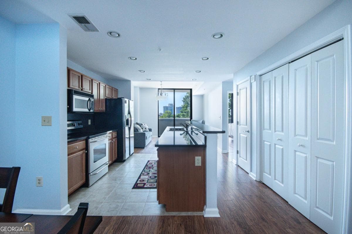 1 bedroom, 1 bathroom, 800 sq ft condominium for sale at 3040 Peachtree Road 507, Atlanta, GA 30305 — photo 3