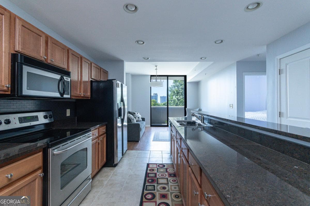 1 bedroom, 1 bathroom, 800 sq ft condominium for sale at 3040 Peachtree Road 507, Atlanta, GA 30305 — photo 9