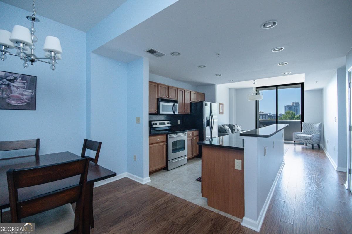 1 bedroom, 1 bathroom, 800 sq ft condominium for sale at 3040 Peachtree Road 507, Atlanta, GA 30305 — photo 4